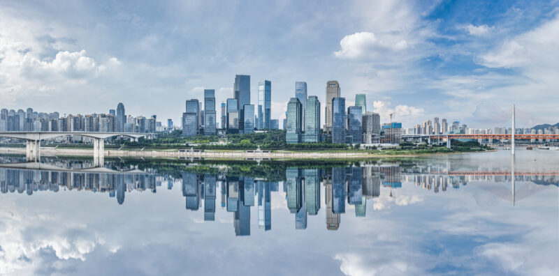 moderne Kunst Kunstwerk Landschaft China Chongqing Großstadt Skyline Architektur Spiegelung Realität